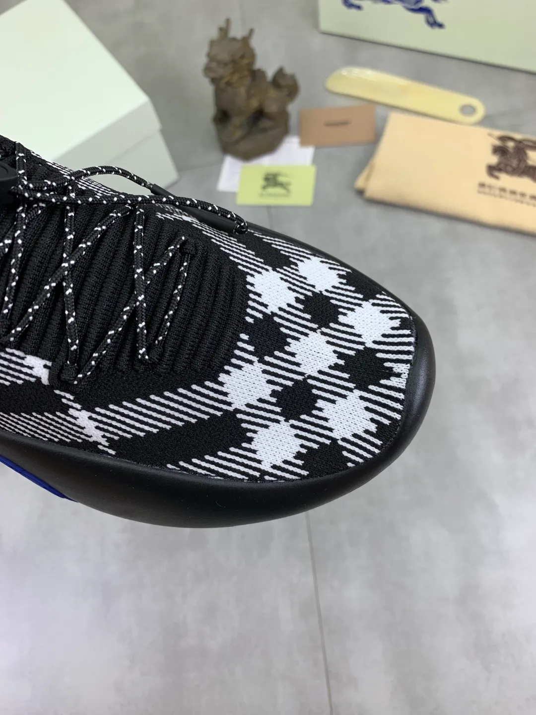 Men's Men's Shoes 💰P620 💰【New Style】Top Version 🆘【Burberry】New Burberry Fly Knit Shoes are now available with perfect workmanship! 🔥Perfect shape and top quality🙈Non-slip and wear-resistant high-end rubber outsole👣Versatile and comfortable shoes, standard size: 39-45 (customized 38-46) 2️⃣colors available Top-quality packaging